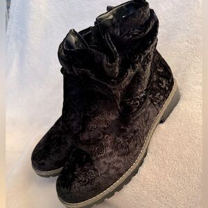 NWOT mukluks black velvet floral size 10 women’s
